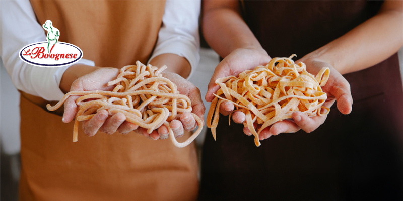 in_primo_piano_mani_che_tengono_pasta_fresca