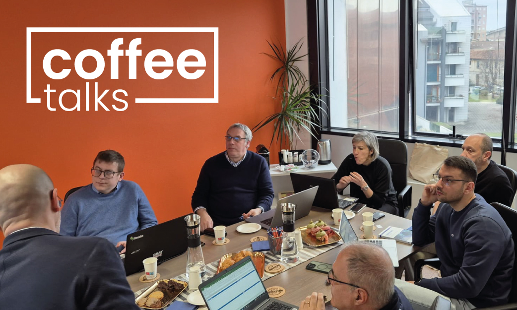 tavolo con persone in riunione durante una colazione