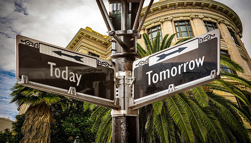 Segnali stradali su lampione, direzione sx Today, direzione dx Tomorrow