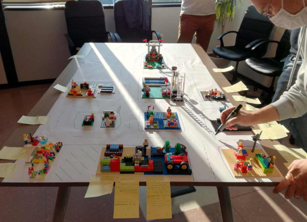 dipendenti Efuture impiegati in attività di formazione nella modlità gaming con l'uso di mattoncini Lego